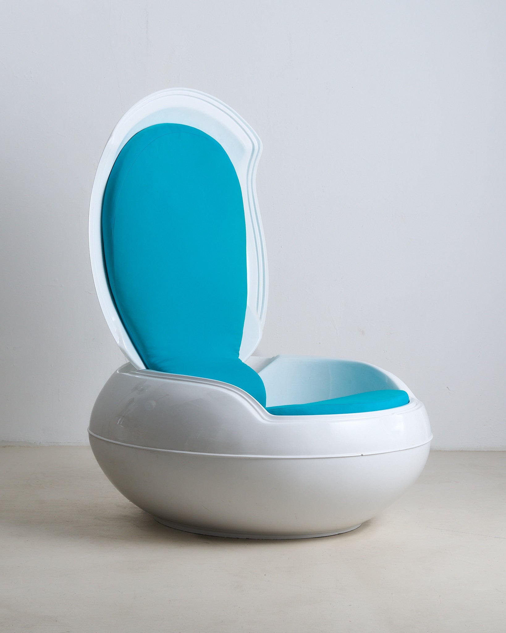 Senftenberger Garden Egg from Peter Ghyczy (L)