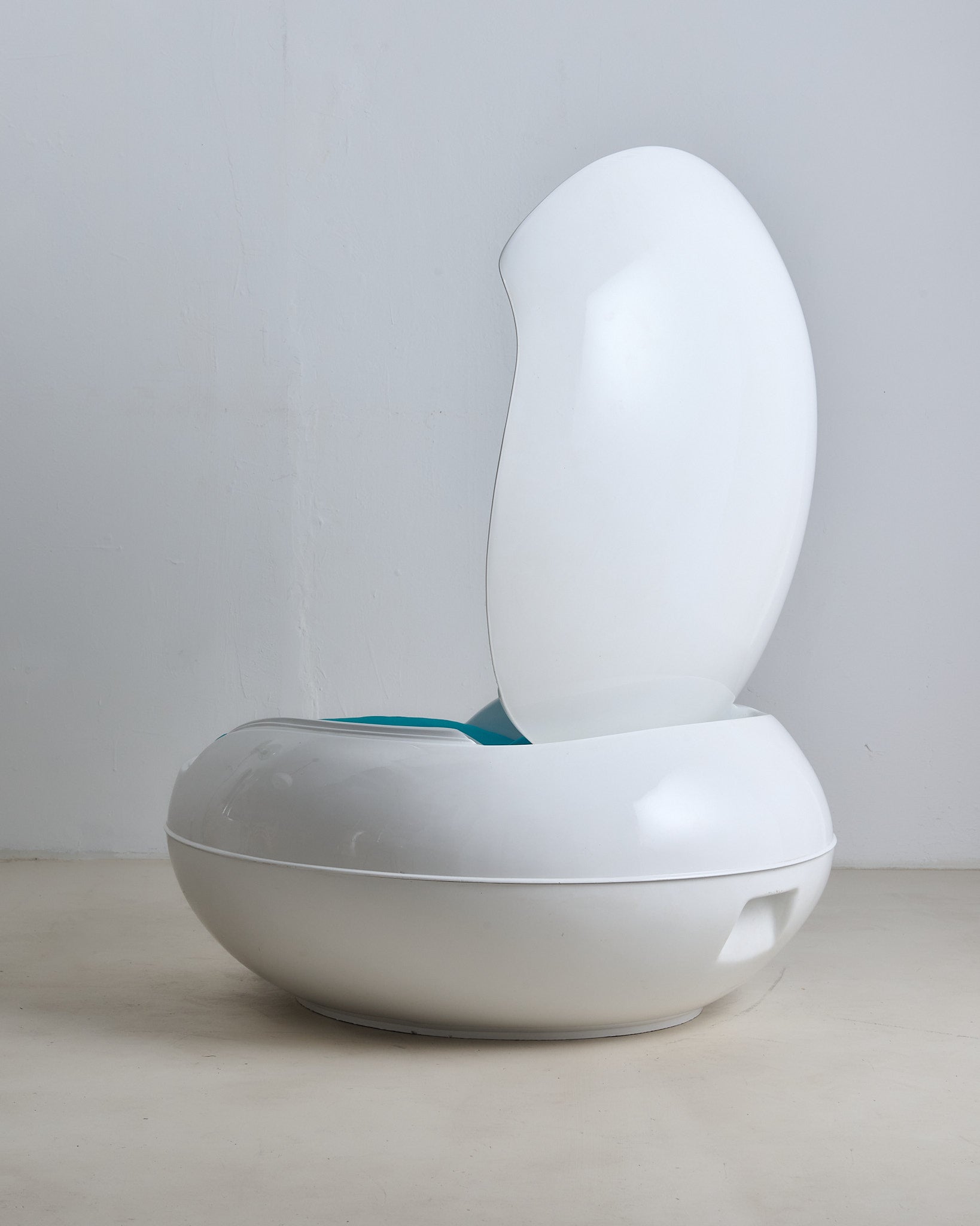 Senftenberger Garden Egg from Peter Ghyczy (L)