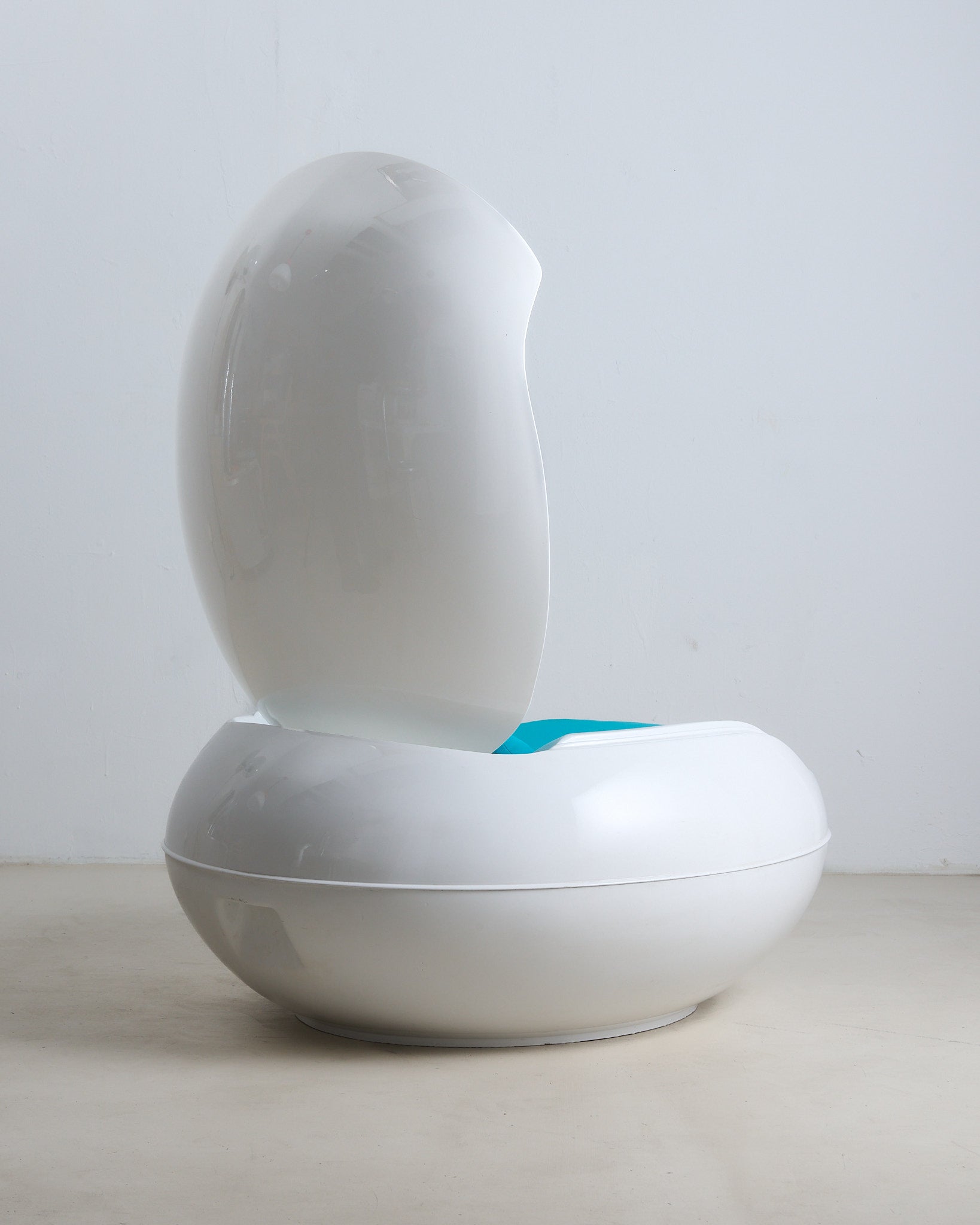 Senftenberger Garden Egg from Peter Ghyczy (L)