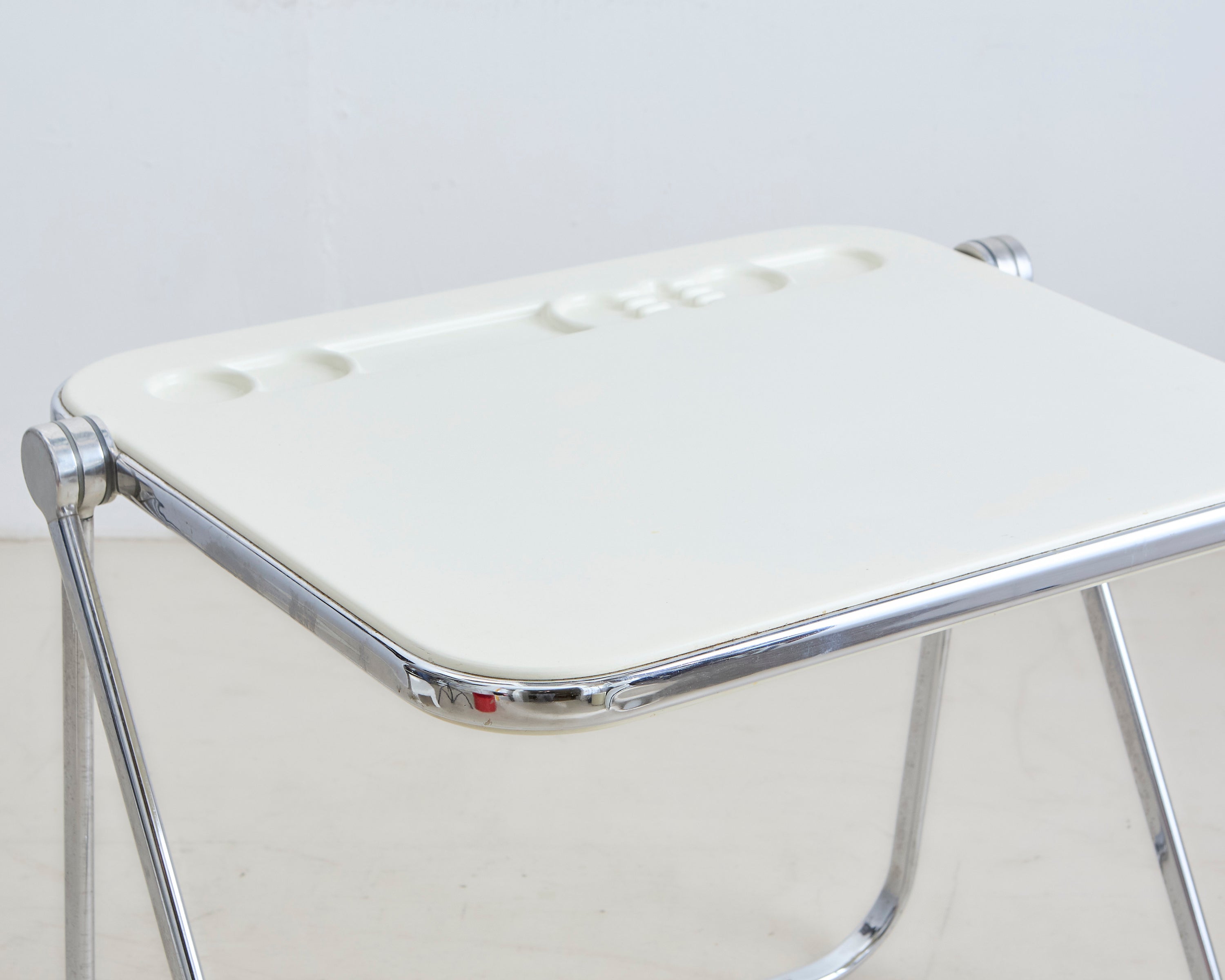 Plona Folding Table By Anonima Castelli