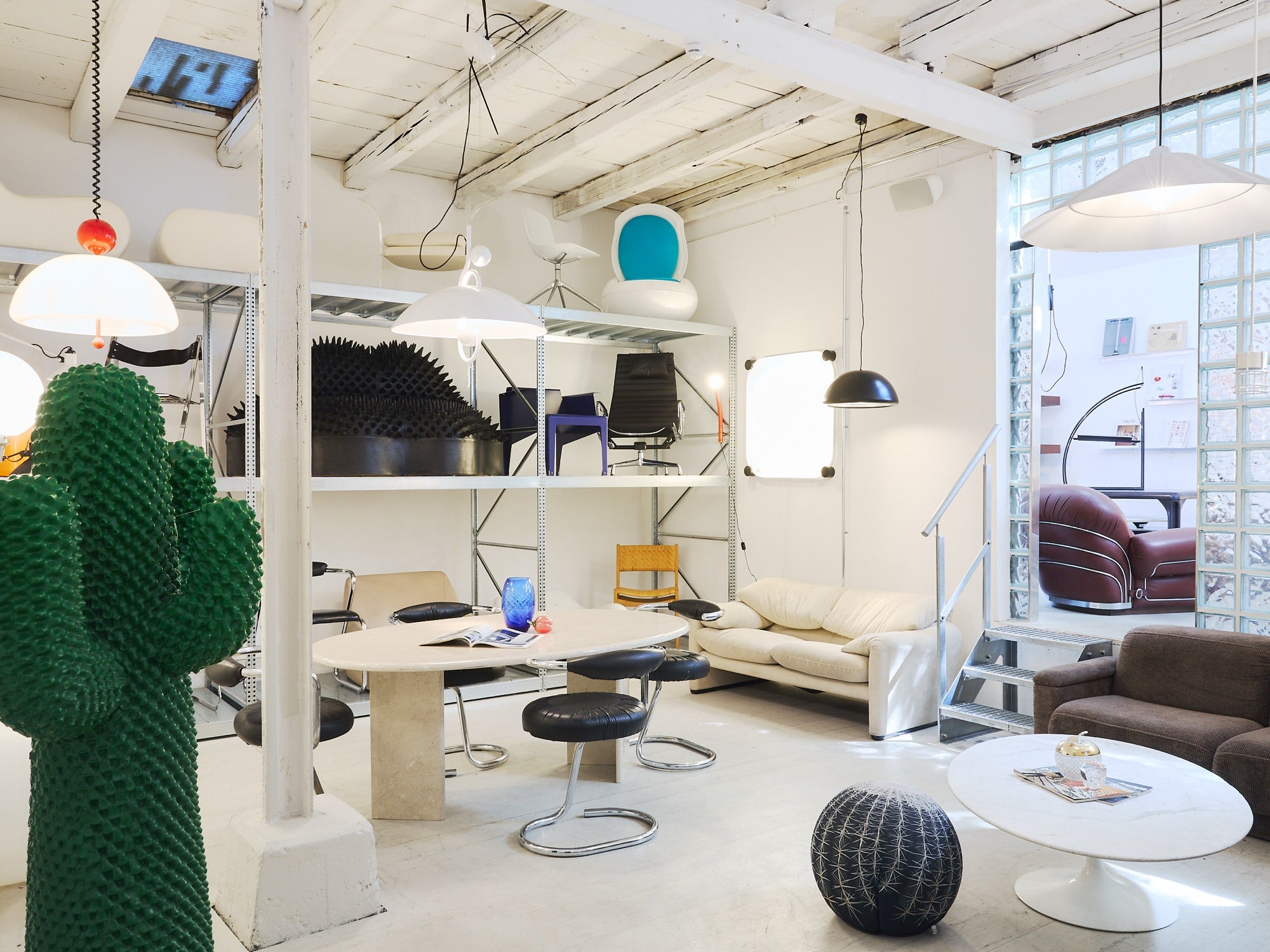 Main room with the cactus at Kioskio