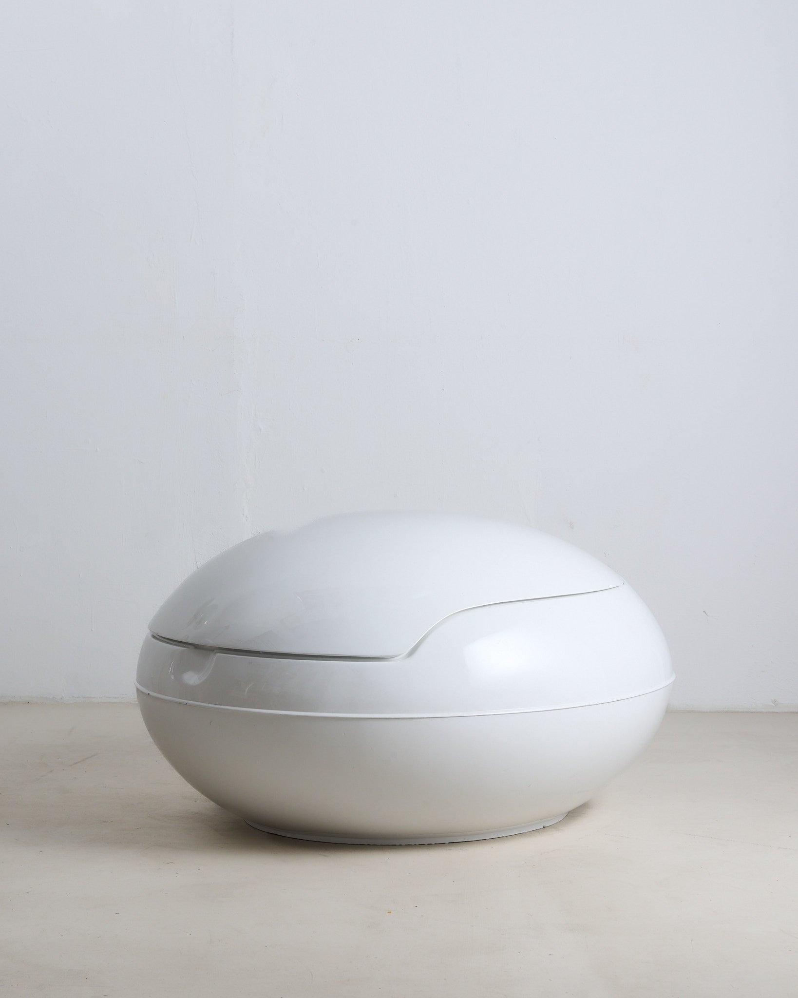 Senftenberger Garden Egg from Peter Ghyczy (L)