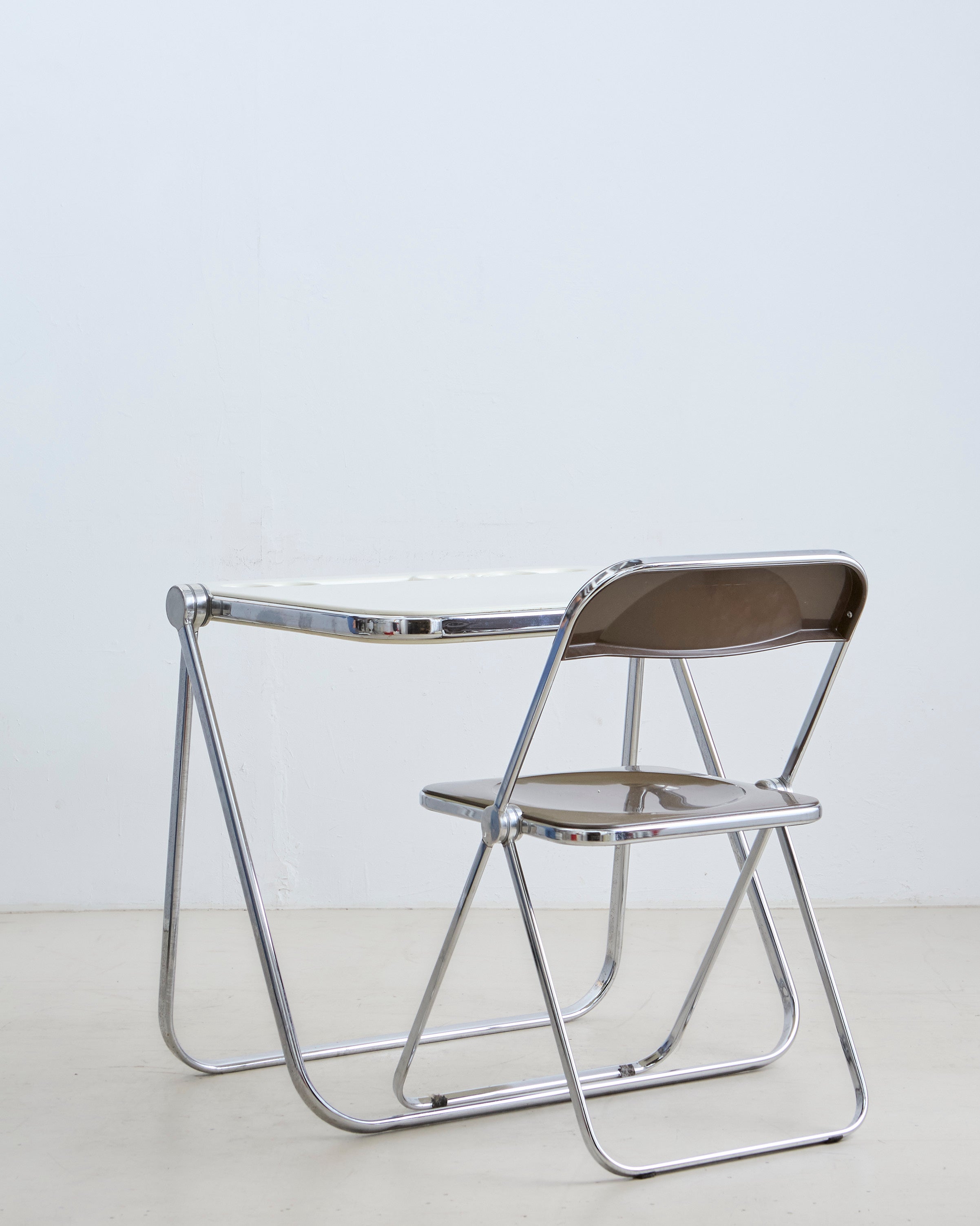 Plona Folding Table By Anonima Castelli