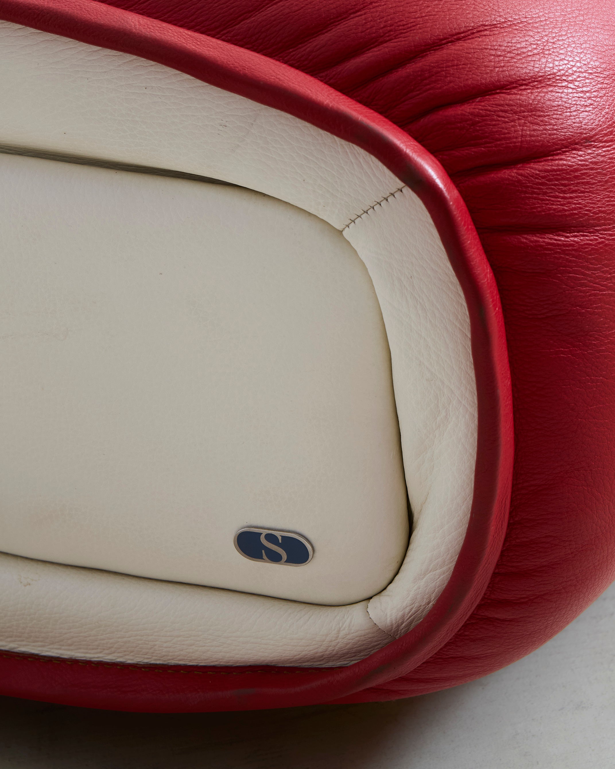 DS-2878 Boxing Glove By de Sede